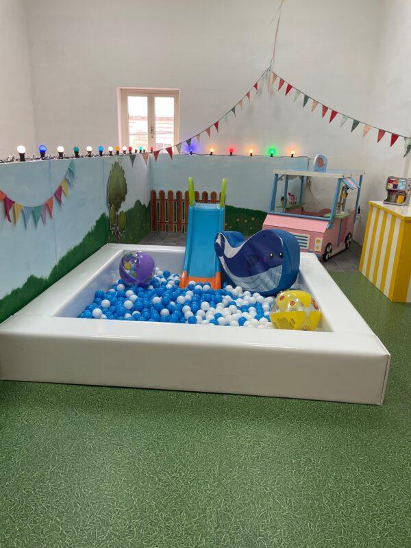 White ball Pit with balls (W 2.5 m x 2.5 m) - Image 2