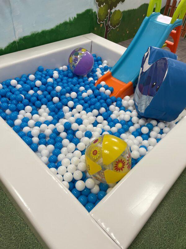 White ball Pit with balls (W 2.5 m x 2.5 m) - Image 3